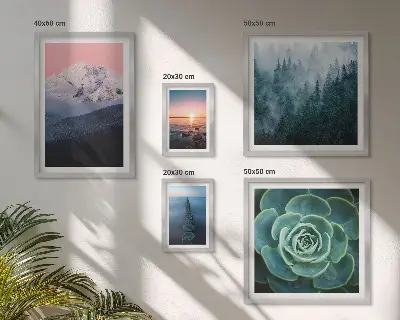 Tavelvägg med 5 tavlor landskap med berg och hav i boho-stil
