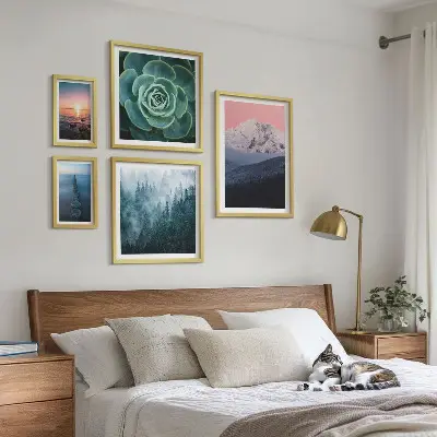 Tavelvägg med 5 tavlor landskap med berg och hav i boho-stil