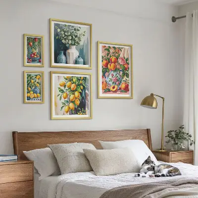 Väggdekoration i form av tavelset fruktiga och blommiga kompositioner