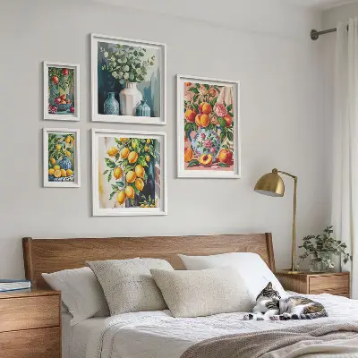 Väggdekoration i form av tavelset fruktiga och blommiga kompositioner