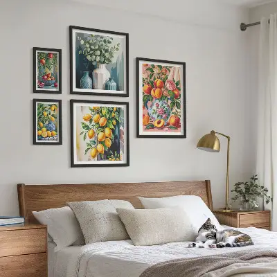 Väggdekoration i form av tavelset fruktiga och blommiga kompositioner
