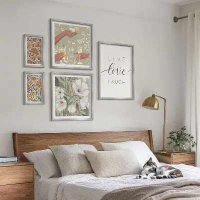 Tavelvägg med 5 tavlor med snygga blommiga och grafiska motiv