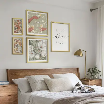 Tavelvägg med 5 tavlor med snygga blommiga och grafiska motiv