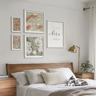 Tavelvägg med 5 tavlor med snygga blommiga och grafiska motiv