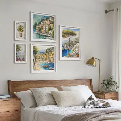 Tavelset väggdekoration med motiv av snygga kuststäder