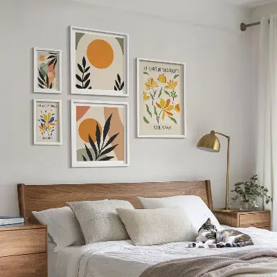 Tavelvägg med 5 tavlor med motiv av abstrakta blommor i boho-stil