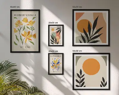 Tavelvägg med 5 tavlor med motiv av abstrakta blommor i boho-stil