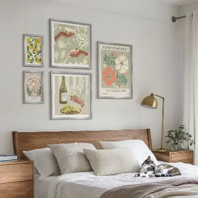 Tavelvägg med 5 tavlor med motiv av blommor och frukter i vintagestil