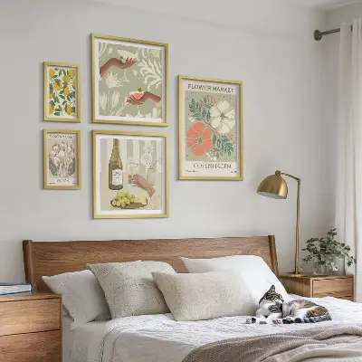 Tavelvägg med 5 tavlor med motiv av blommor och frukter i vintagestil