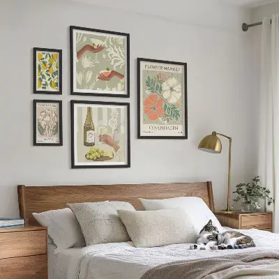 Tavelvägg med 5 tavlor med motiv av blommor och frukter i vintagestil