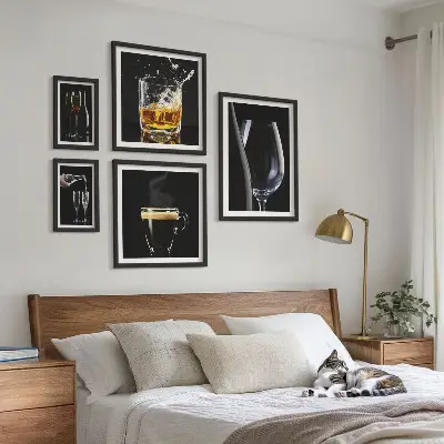 Tavelvägg med cocktails och drycker set med 5 tavlor i barstil