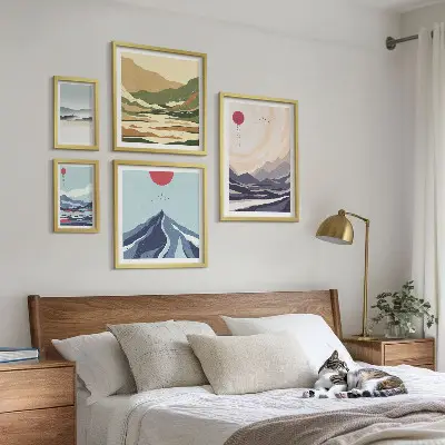 Abstrakta bergslandskap set om 5 tavlor