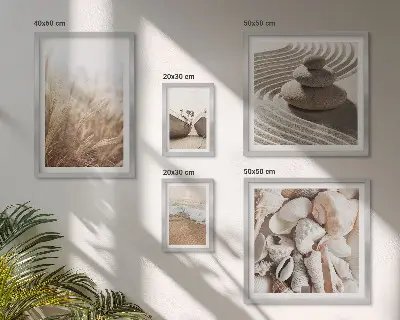 Tavelset väggdekoration med motiv av snäckor och sand vid havet