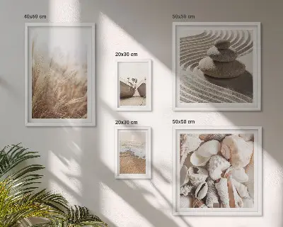 Tavelset väggdekoration med motiv av snäckor och sand vid havet