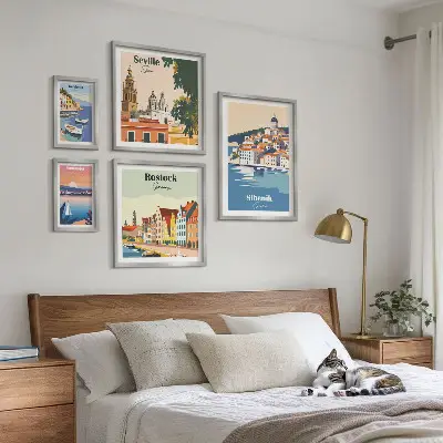 Tavelvägg med 5 tavlor med motiv av kuststäder och landskap