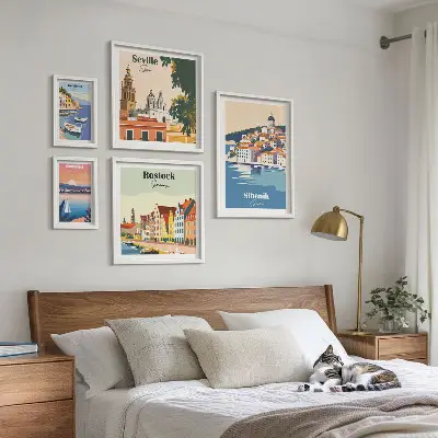 Tavelvägg med 5 tavlor med motiv av kuststäder och landskap