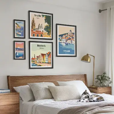 Tavelvägg med 5 tavlor med motiv av kuststäder och landskap