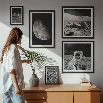 Tavelset väggdekoration med motiv av astronauternas månlandskap