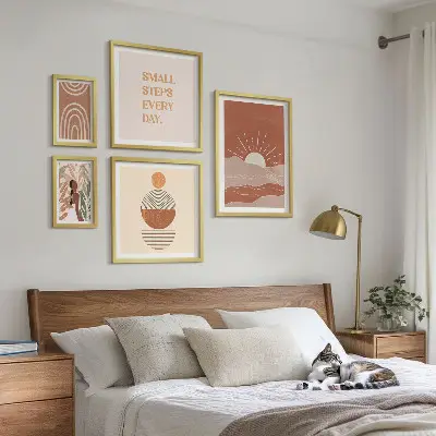 Tavelvägg med 5 tavlor med boho-inspirerade naturslogans