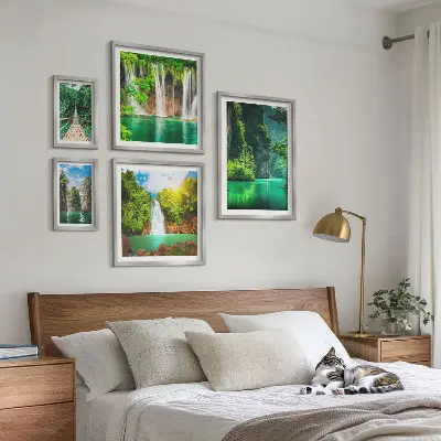 Tavelset väggdekoration med motiv av tropiskt vattenfall i grön natur