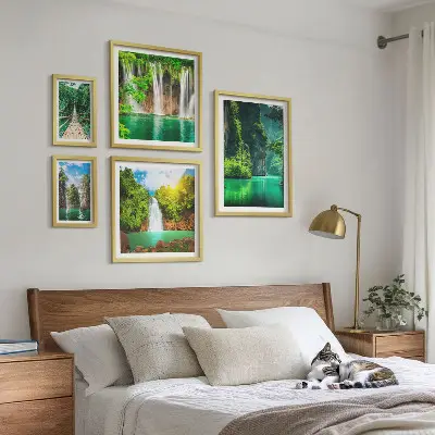 Tavelset väggdekoration med motiv av tropiskt vattenfall i grön natur