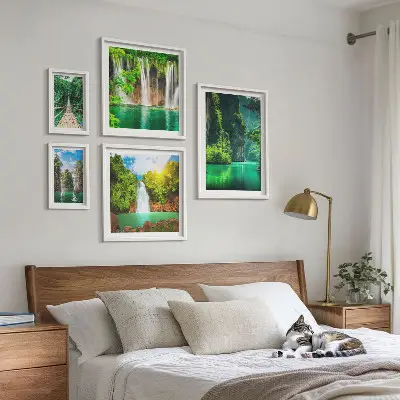 Tavelset väggdekoration med motiv av tropiskt vattenfall i grön natur