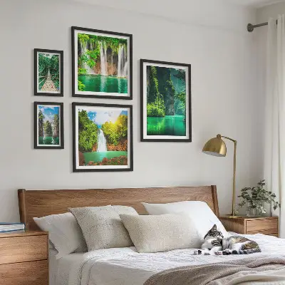 Tavelset väggdekoration med motiv av tropiskt vattenfall i grön natur