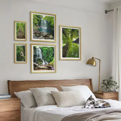 Gröna landskap med vattenfall set om 5 tavlor