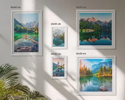 Tavelvägg med 5 tavlor med motiv av bergslandskap, sjöar och skogar