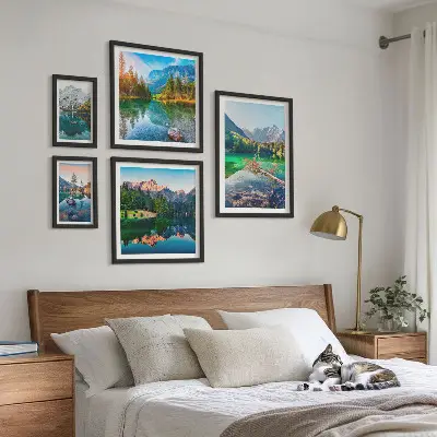 Tavelvägg med 5 tavlor med motiv av bergslandskap, sjöar och skogar