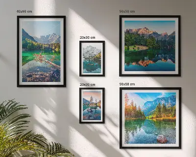 Tavelvägg med 5 tavlor med motiv av bergslandskap, sjöar och skogar