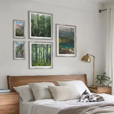 Väggdekoration i form av tavelset med motiv av bergslandskap och skog