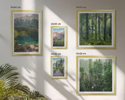 Väggdekoration i form av tavelset med motiv av bergslandskap och skog