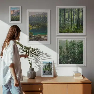 Väggdekoration i form av tavelset med motiv av bergslandskap och skog