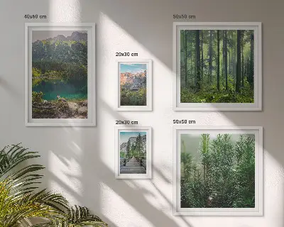 Väggdekoration i form av tavelset med motiv av bergslandskap och skog