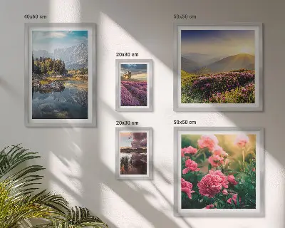 Tavelvägg med 5 tavlor med motiv av landskap med blommor och berg