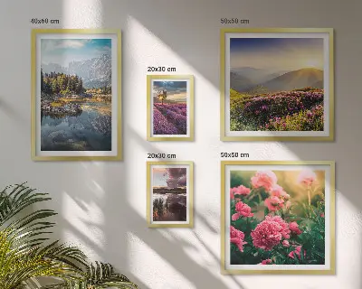 Tavelvägg med 5 tavlor med motiv av landskap med blommor och berg
