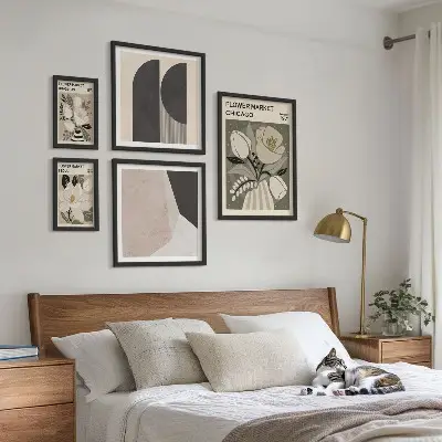 Tavelset väggdekoration med snygga blomsterarrangemang