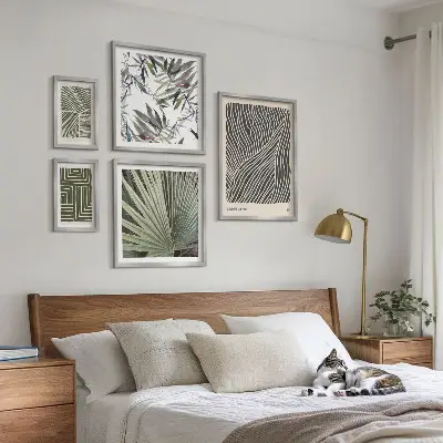 Tavelvägg med 5 tavlor med minimalistiska växtmönster