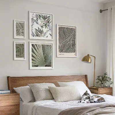 Tavelvägg med 5 tavlor med minimalistiska växtmönster