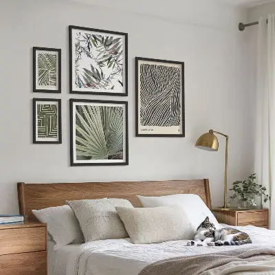 Tavelvägg med 5 tavlor med minimalistiska växtmönster