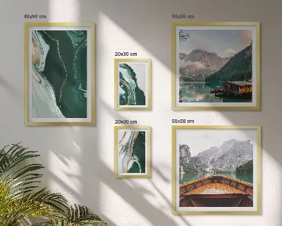 Tavelvägg med 5 tavlor med motiv av gröna landskap, vatten och berg