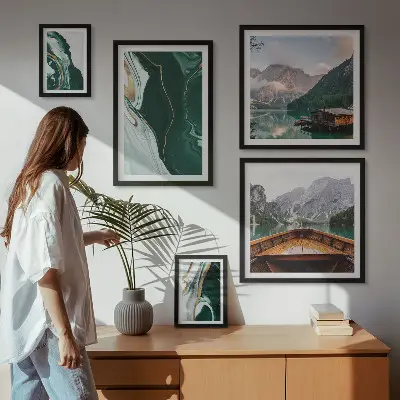 Tavelvägg med 5 tavlor med motiv av gröna landskap, vatten och berg