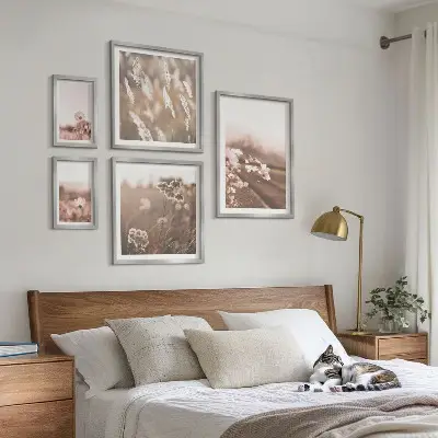 Blommotiv av delikat natur set om 5 tavlor
