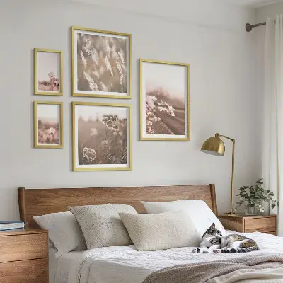 Blommotiv av delikat natur set om 5 tavlor