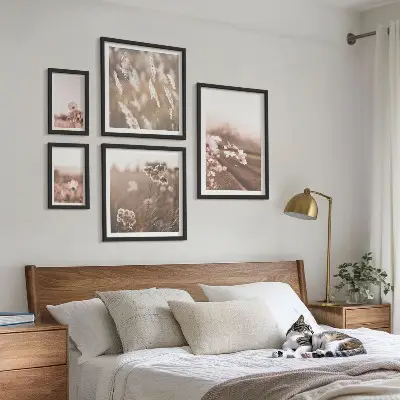 Blommotiv av delikat natur set om 5 tavlor