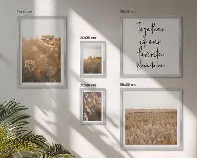 Tavelvägg med 5 tavlor med motiv av naturlandskap, blommor och ordspråk