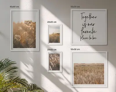 Tavelvägg med 5 tavlor med motiv av naturlandskap, blommor och ordspråk