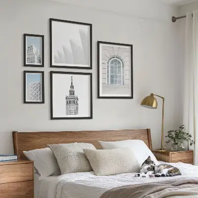 Tavelset väggdekoration med motiv av modern arkitektur i minimalism