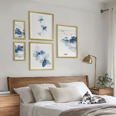 Tavelvägg med 5 tavlor med motiv av landskap med blommor och vatten